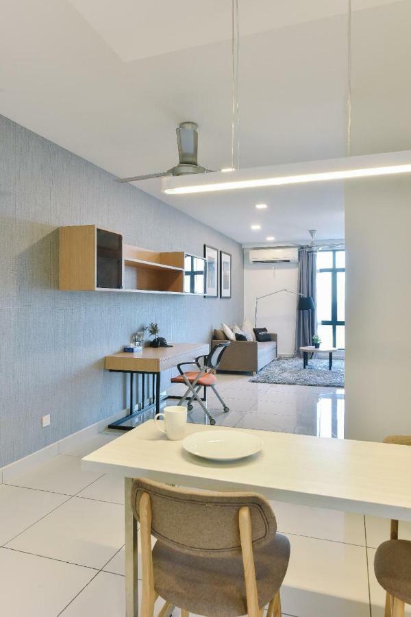 1 Tebrau Suites By Subhome Τζόχορ Μπάχρου Εξωτερικό φωτογραφία